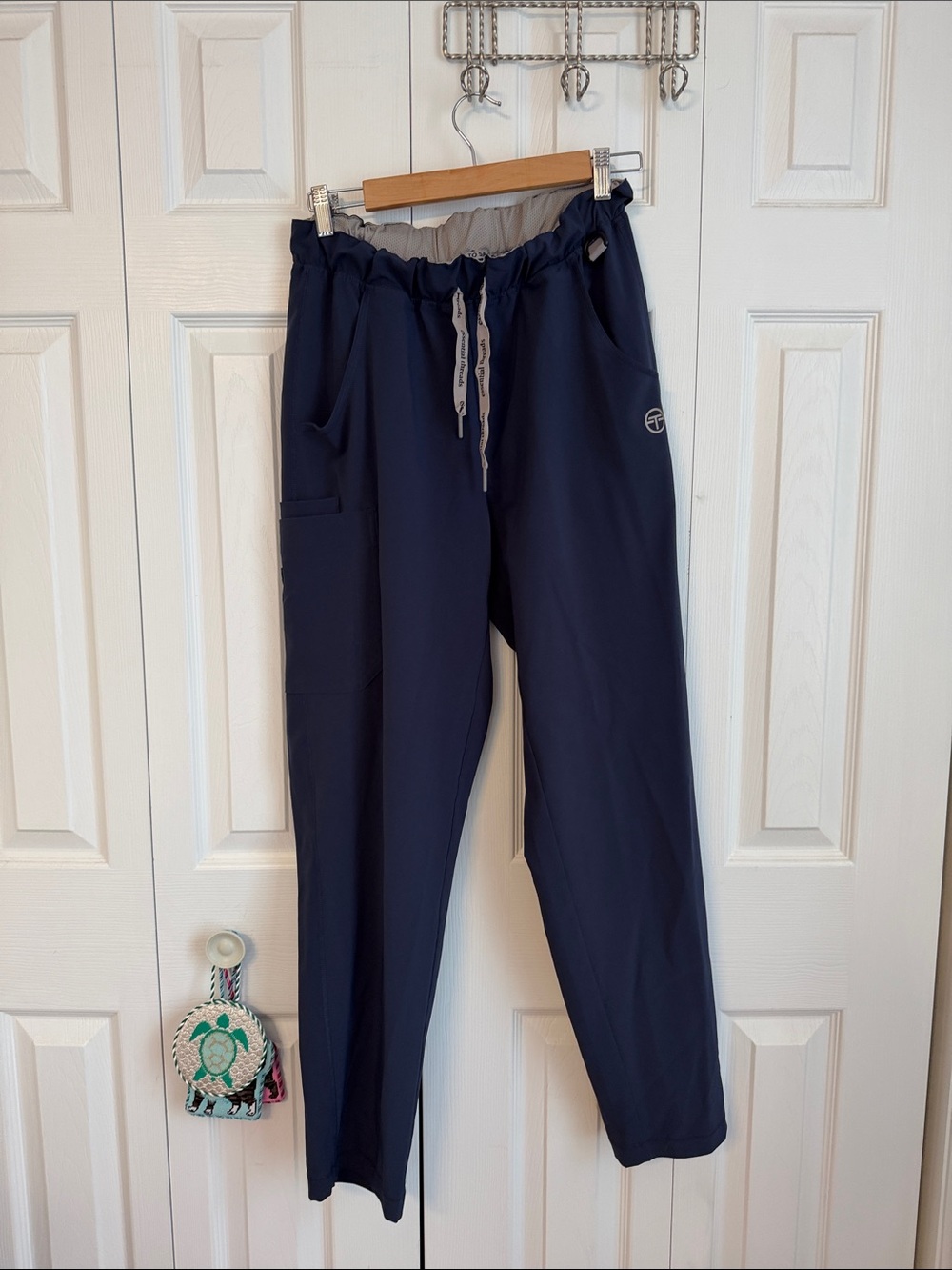 Essential Threads women’s scrub pants size medium